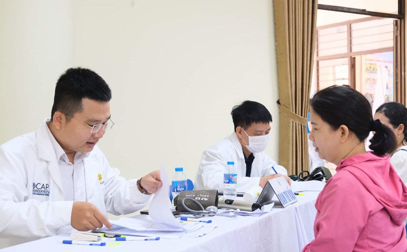More than 800 female union members and workers in Da Nang received free medical examinations. Photo: Tra Van