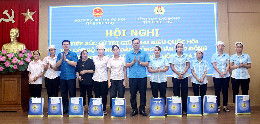 National Assembly Delegate Cam Ha Chung - Head of Ethnic Minorities of Phu Tho province (3rd from left) and leaders of the provincial Labor Federation present gifts to workers in difficult circumstances. Photo: Mai Hoa