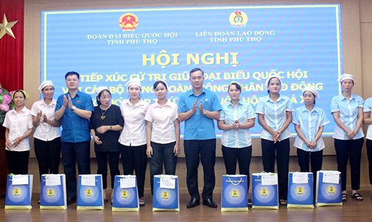 ĐBQH Cầm Hà Chung - Trưởng Ban Dân tộc tỉnh Phú Thọ (thứ 3 từ trái qua) và lãnh đạo Liên đoàn Lao động tỉnh trao quà cho CNLĐ có hoàn cảnh khó khăn. Ảnh: Mai Hoa