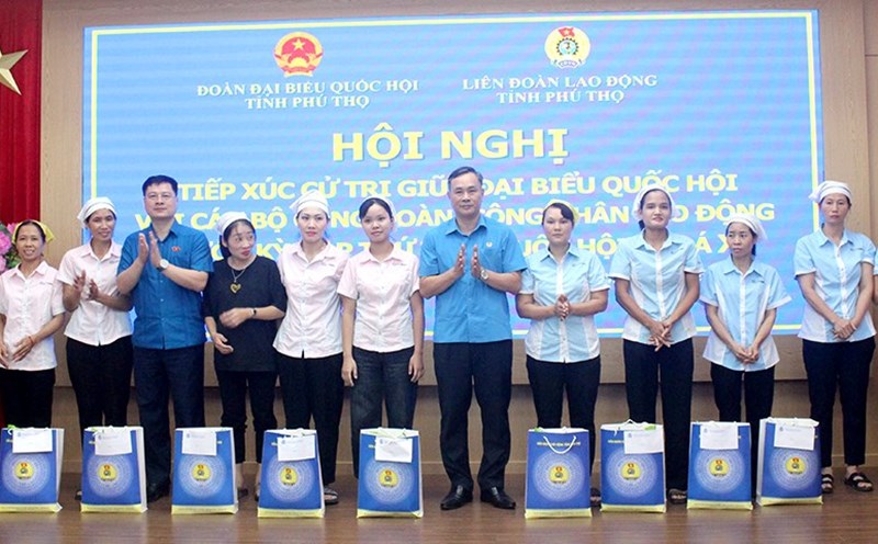 National Assembly Delegate Cam Ha Chung - Head of Ethnic Minorities of Phu Tho province (3rd from left) and leaders of the provincial Labor Federation present gifts to workers in difficult circumstances. Photo: Mai Hoa