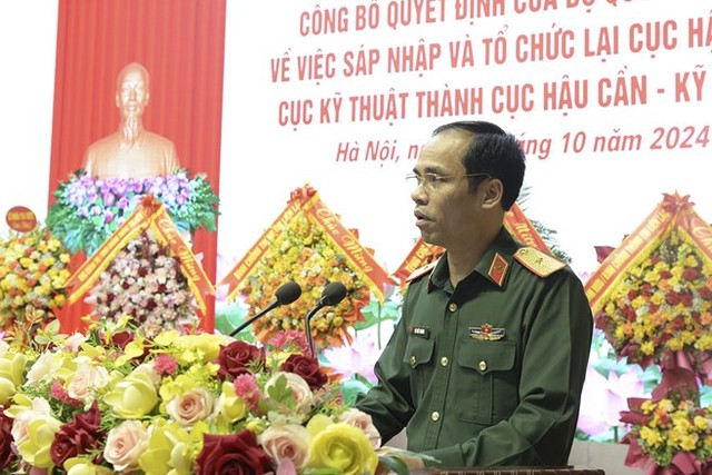 Thiếu tướng Vũ Viết Hoàng - Tư lệnh Binh chủng Thông tin liên lạc - phát biểu chỉ đạo tại Hội nghị công bố quyết định của Bộ Quốc phòng về sáp nhập, tổ chức lại 2 cục của binh chủng. Ảnh: VGP