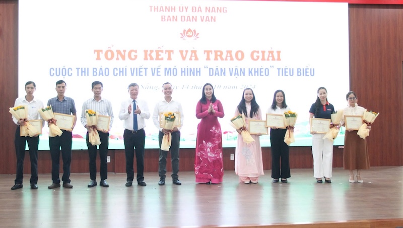 Da Nang awarded the prize for the Journalism contest on the typical "Skilled Mass Mobilization" model in 2024. Photo: Xuan Hau
