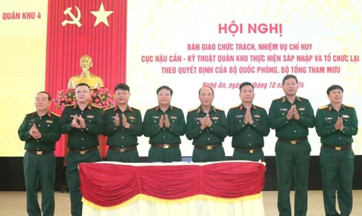 Quân khu 4 thực hiện sáp nhập, bàn giao toàn diện các mặt công tác của 2 cơ quan cho Cục Hậu cần - Kỹ thuật. Ảnh: VGP