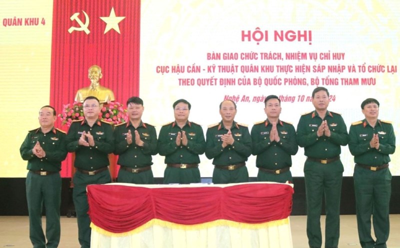 Military Region 4 has merged and handed over all aspects of work of the two agencies to the Logistics and Engineering Department. Photo: VGP