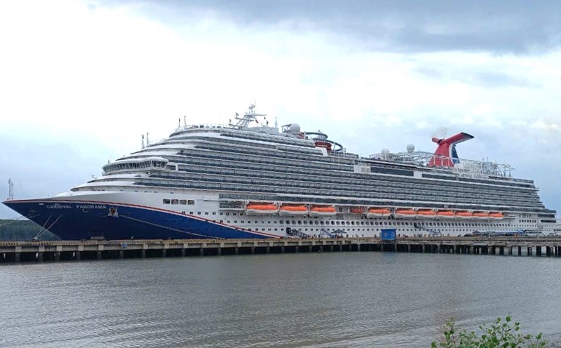 Carnival Panorama ship carrying 3,605 international tourists docked at Ba Ria - Vung Tau port. Tan Hong Company Limited branch welcomed and provided a day tour schedule in Vietnam. Photo: My Luong
