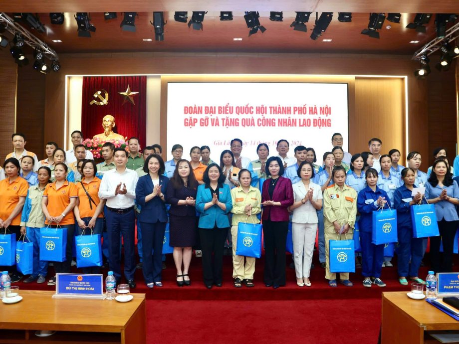 Secretary of the Hanoi Party Committee with delegates and workers at the meeting with voters of Constituency No. 4. Photo: Viet Thanh