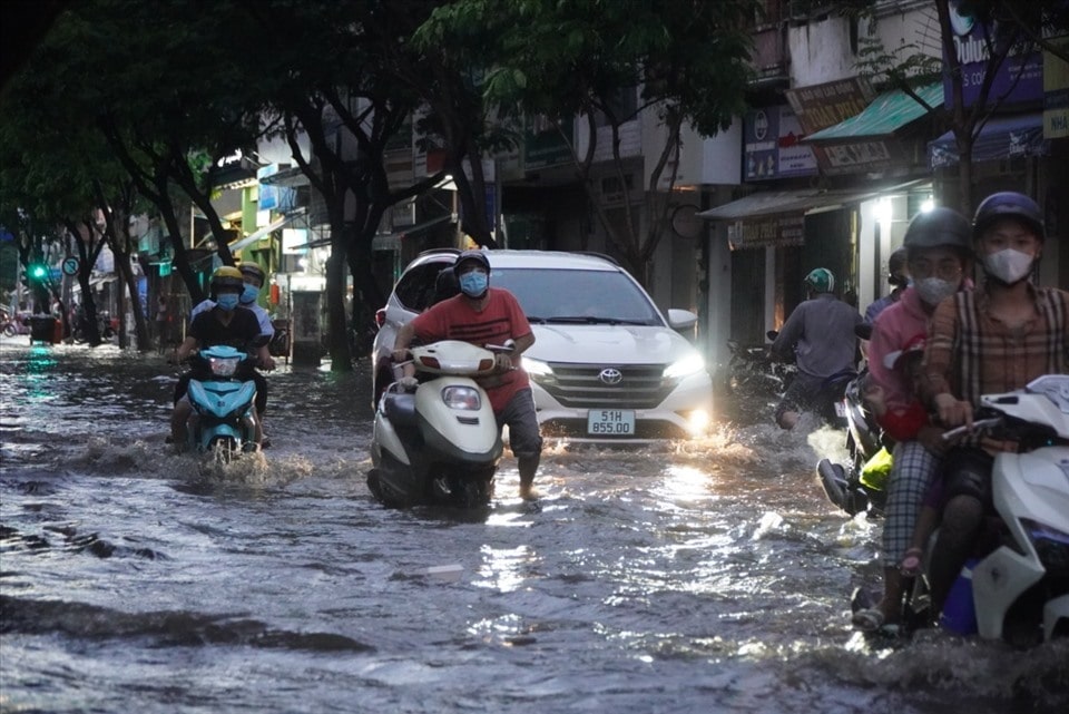 Warning of heavy rain combined with high tides causing flooding in low-lying areas in the Southern region in the evening of October 14. Photo: Chan Phuc