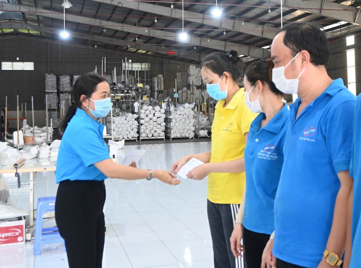 The Labor Federation of My Tho City (Tien Giang) provides support to union members and workers whose working hours have been reduced or whose labor contracts have been terminated. Photo: Thanh Nhan
