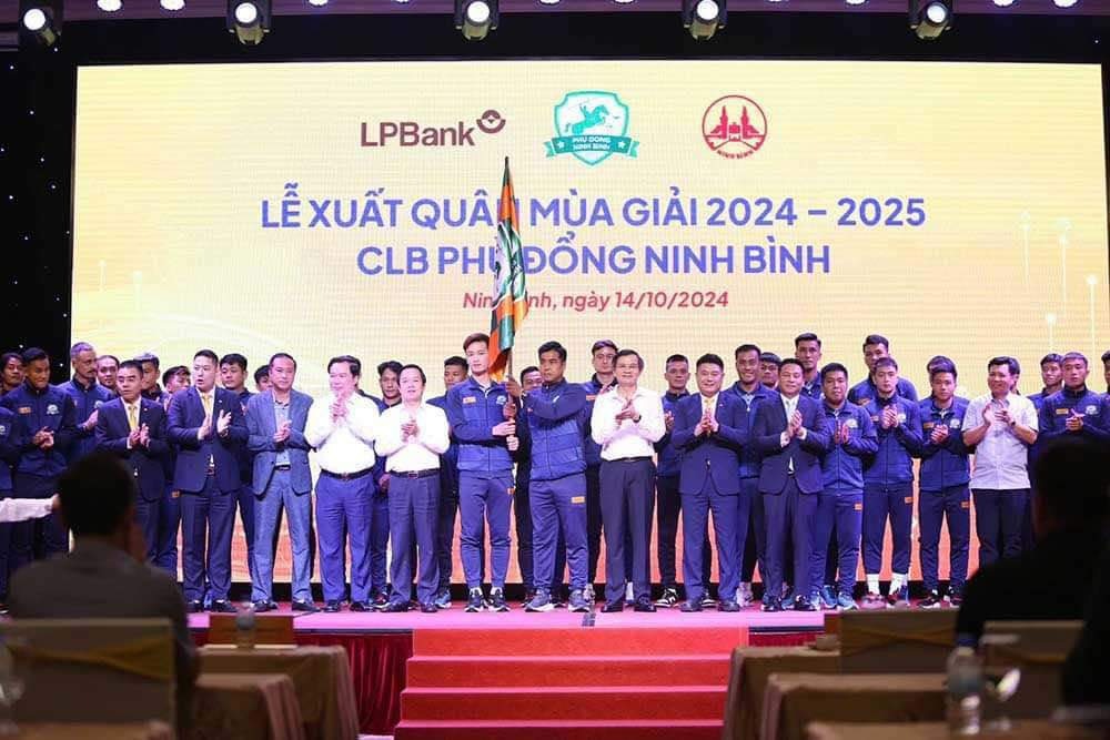 Cau lac bo Phu Dong xuat quan mua giai moi 2024-2025. Anh: Vuong Anh