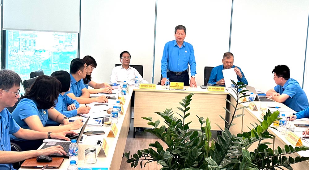 Mr. Huynh Thanh Xuan - Vice President of Vietnam General Confederation of Labor spoke at the conference. Photo: Ha Anh