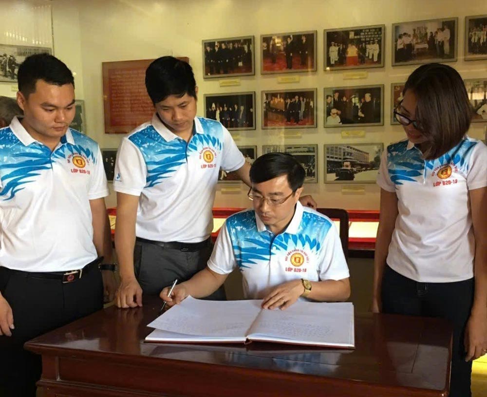 Mr. Le Manh Thang (sitting) - Chairman of the Trade Union, Deputy Director of the Forest Protection and Development Fund, under the Trade Union of Agriculture and Rural Development of Son La province. Photo: Minh Nguyen