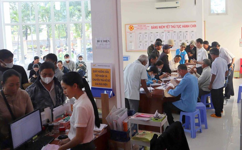 Many people gathered to register for a new driver's license. Photo: Bao Lam