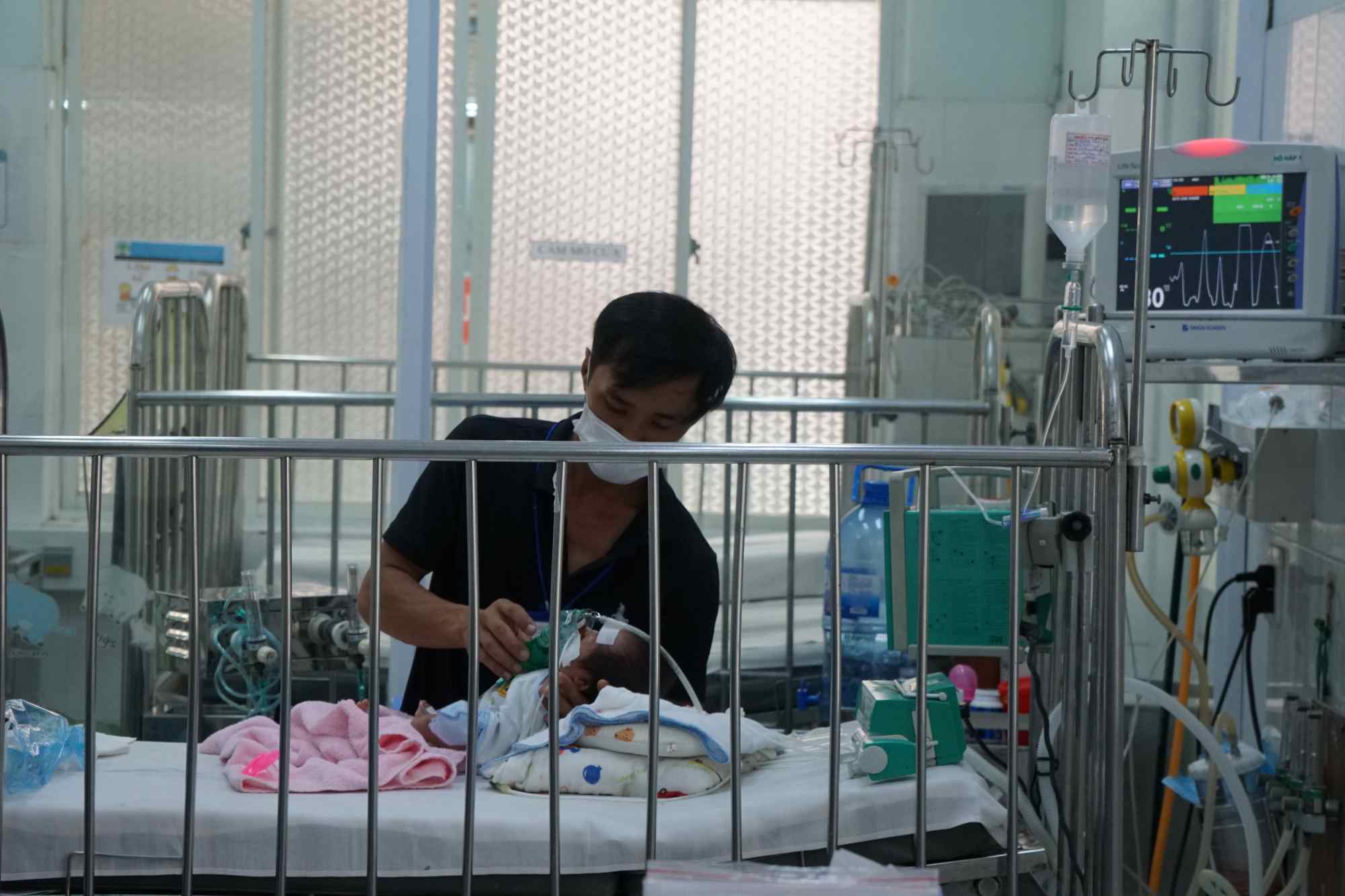 Children hospitalized for respiratory diseases increased. Photo: Thanh Chan