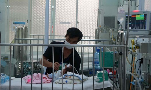 Trẻ nhập viện vì bệnh hô hấp tăng. Ảnh: Thanh Chân