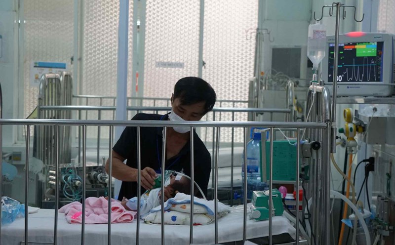 Children hospitalized for respiratory diseases increased. Photo: Thanh Chan