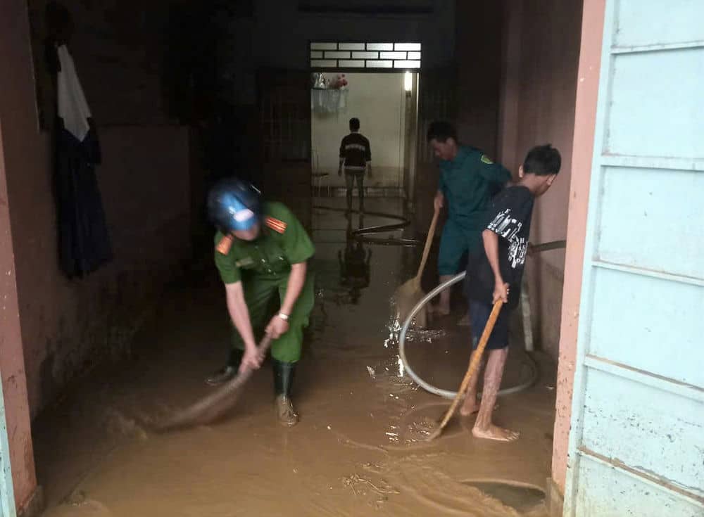 Ho tro nguoi dan khac phuc thiet hai, on dinh doi song. Anh: Hoai Thanh 