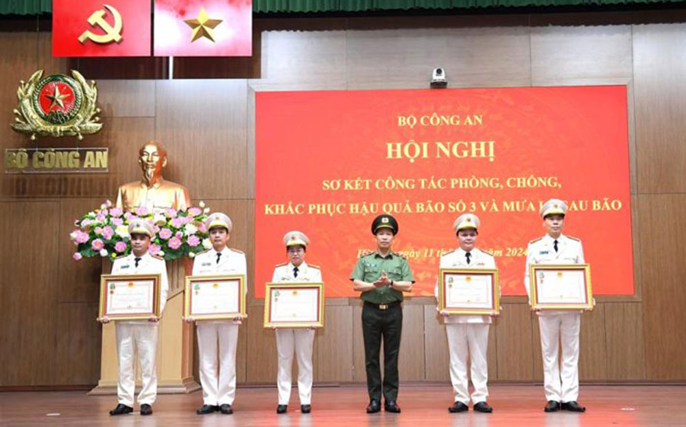 Colonel Le Thi Thanh Hang - Deputy Director of Yen Bai Provincial Police - received the Third Class Fatherland Protection Medal. Photo: DVCC