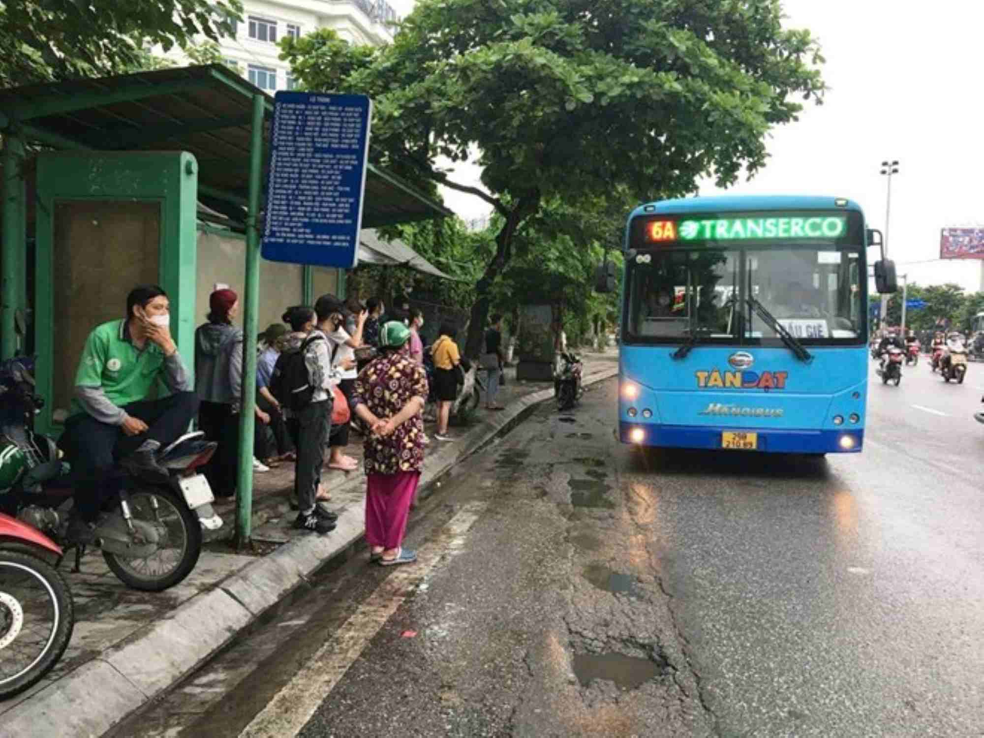 More solutions are needed to encourage people to choose buses. Photo: Pham Dong
