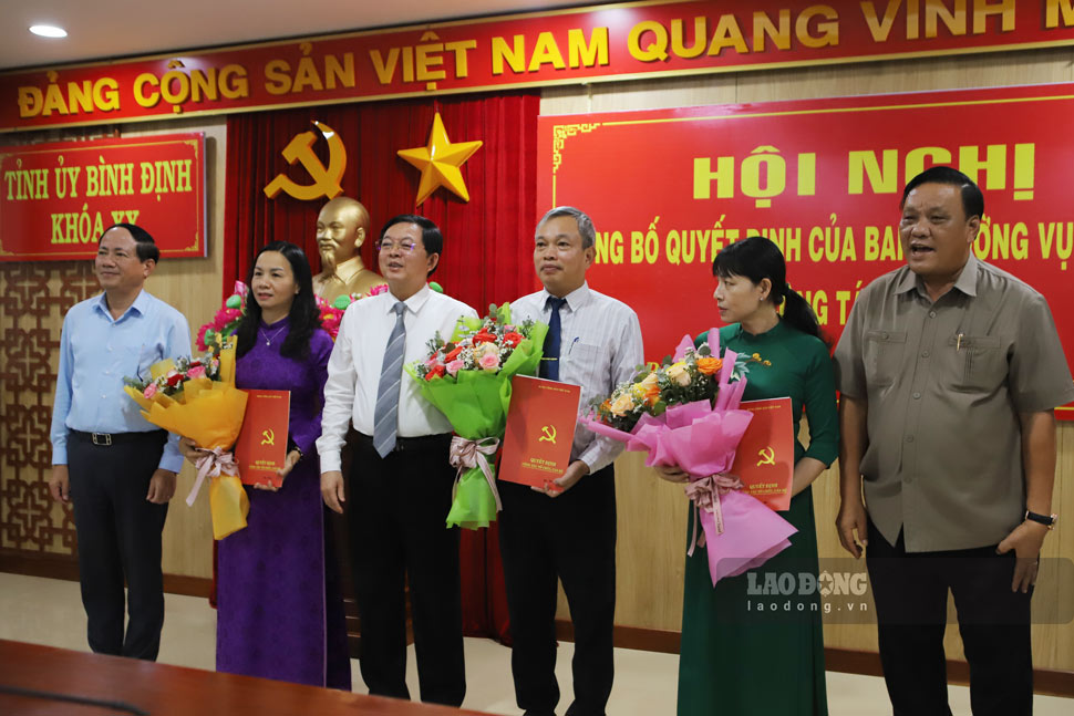 Binh Dinh provincial leaders present decisions to appointed and approved officials. Photo: Phuong Thao