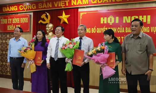 Lãnh đạo tỉnh Bình Định trao quyết định cho cán bộ được bổ nhiệm, chuẩn y. Ảnh: Phương Thảo