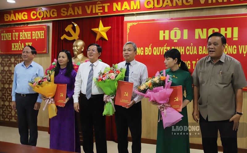 Binh Dinh provincial leaders present decisions to appointed and approved officials. Photo: Phuong Thao