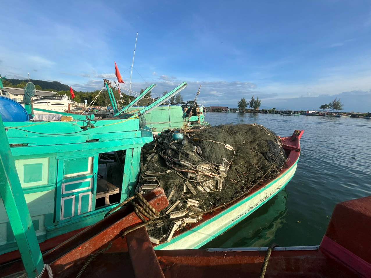 Phương tiện vi phạm được đưa về cảng Đá Chồng (TP Phú Quốc) chờ xử lý. Ảnh: Biên phòng cung cấp