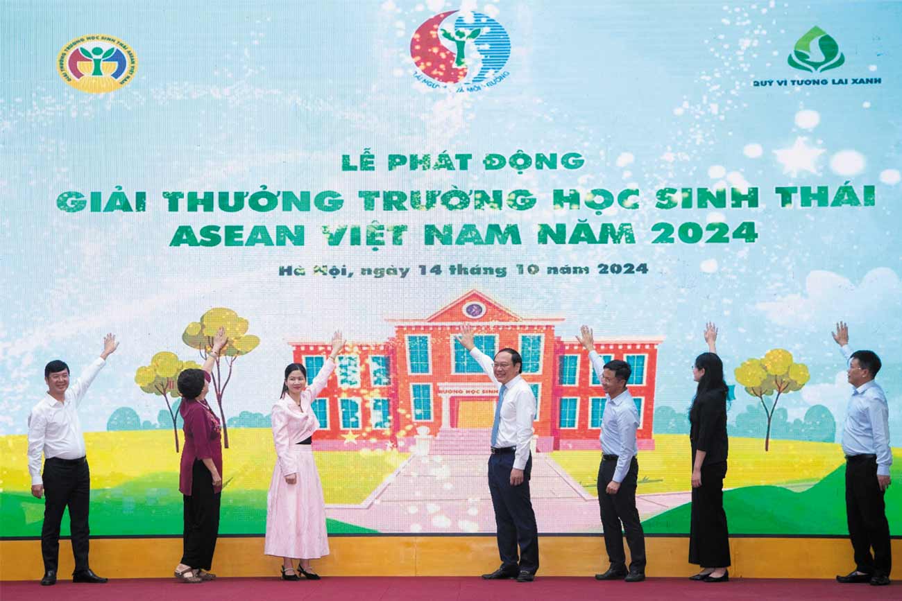 Thu truong Bo Tai nguyen va Moi truong Le Cong Thanh (chinh giua) cung cac dai bieu tham gia le phat dong Giai thuong Truong hoc sinh thai ASEAN Viet Nam nam 2024. Anh: BTC