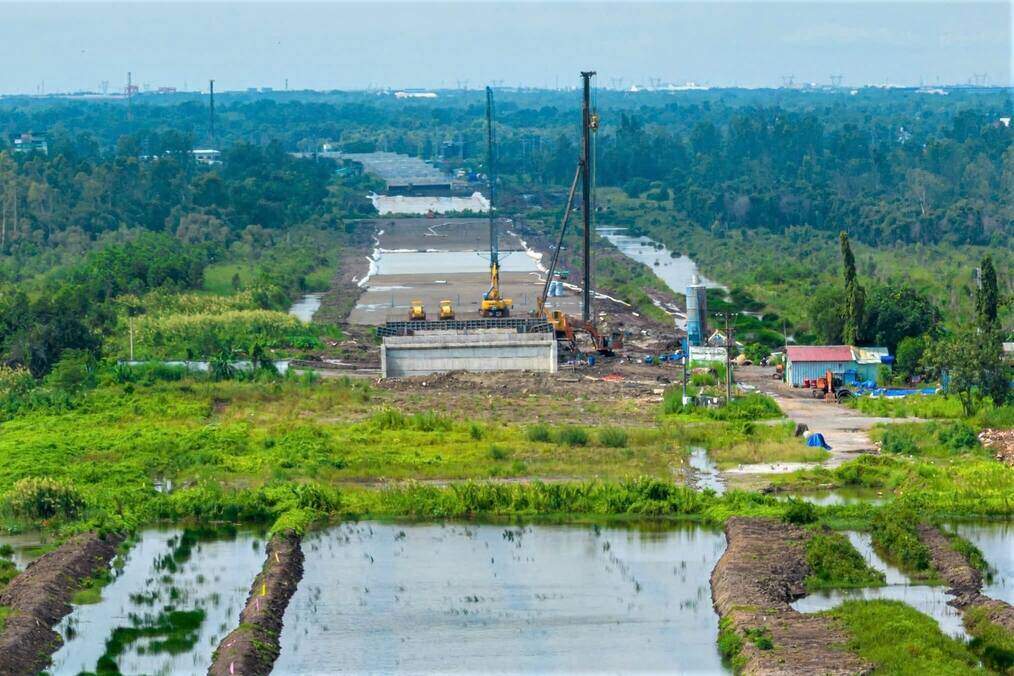 Toan canh du an duong Vanh dai 3 TPHCM doan qua huyen Hoc Mon nhin tu tren cao. Anh: Anh Tu