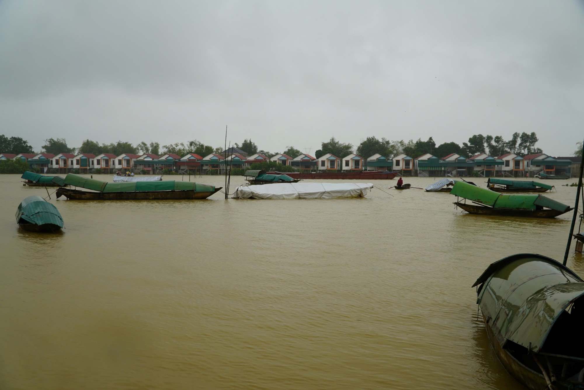 24 ngoi nha tranh lu o xom van chai thon Tien Phong nhin tu xa.  Anh: Tran Tuan