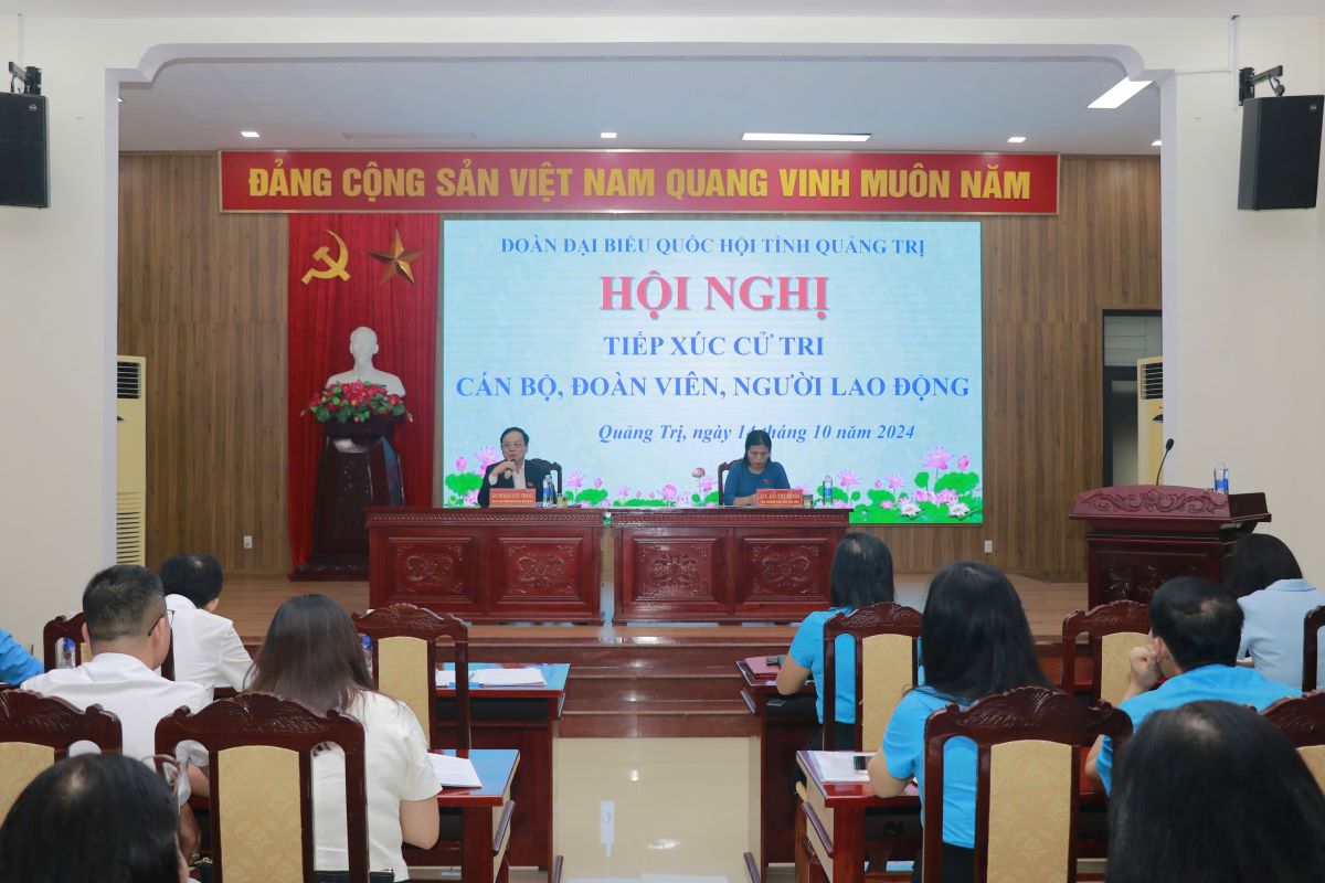 The National Assembly Delegation of Quang Tri province held a meeting with voters before the 8th session. Photo: Hung Tho.