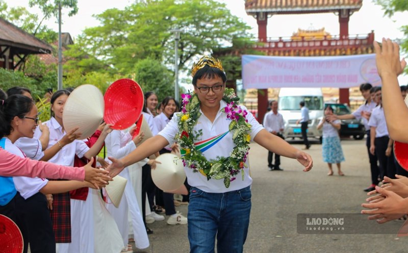 Olympia 2024 champion returns to school in the arms of teachers and friends.