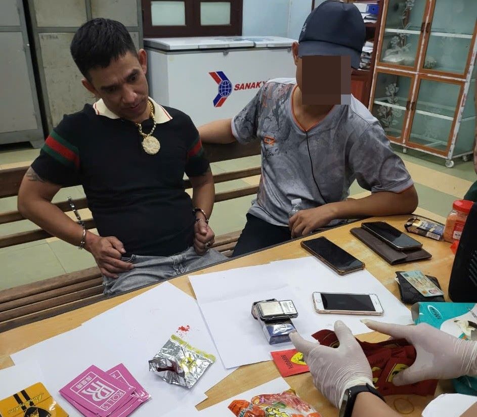Tran Bao Quoc and evidence at Da Nang Police Department. Photo: Bao Ngoc
