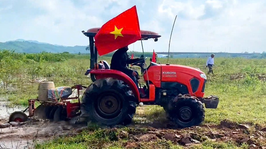 Plowing contest in Phong Nha town. Photo: A. Tu