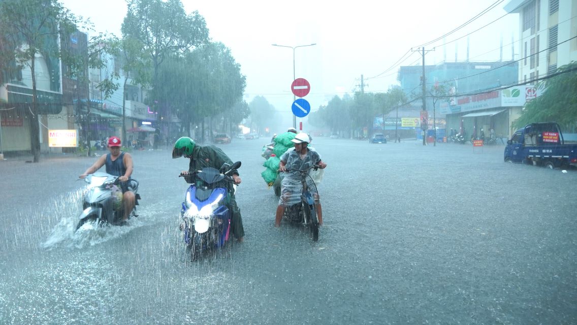 Theo ghi nhan cua phong vien vao chieu 14.10, nhieu tuyen duong tai quan Ninh Kieu (TP Can Tho) ngap sau. Viec di lai cua nguoi dan gap kho.