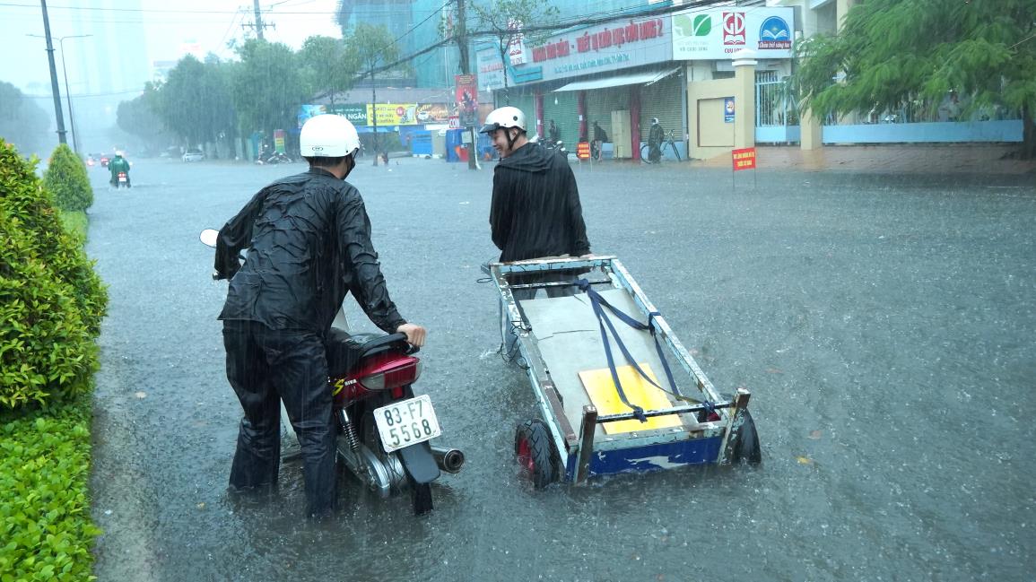 Rat nhieu xe da bi chet may do nuoc dang cao.