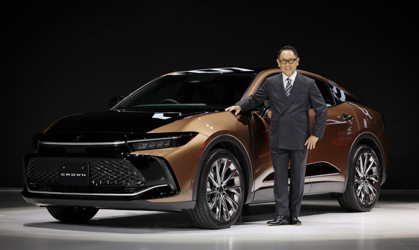 Chu tich hoi dong quan tri Toyota, Akio Toyoda, ben mau Crown. Anh: N-Rak