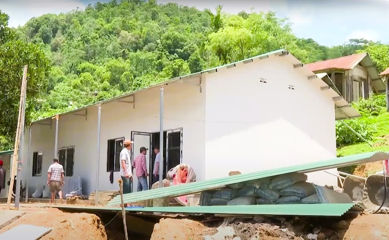 Mot diem truong duoc chinh quyen Quang Nam keu goi xa hoi hoa xay dung nhung bi huyen phai Kon Tum buoc tam dung. Anh Nguyen Hoang