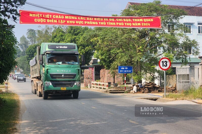 Khi cau Phong Chau sap, cau Trung Ha va cau Tu My gioi han phuong tien, gan nhu tat ca cac xe oto tai tai huyen Tam Nong, Thanh Thuy, Thanh Son, Tan Son... cua tinh Phu Tho muon sang song phai di qua cau Ngoc Thap tai thi xa Phu Tho. Ap luc tai trong doi voi cay cau lon, co ket cau be tong cot thep va be tong cot thep du ung luc moi chi co tuoi doi tren 13 nam nay khong dang ngai, nhung voi mot so cay cau lan can tren cac tuyen tinh lo thi nguoc lai.