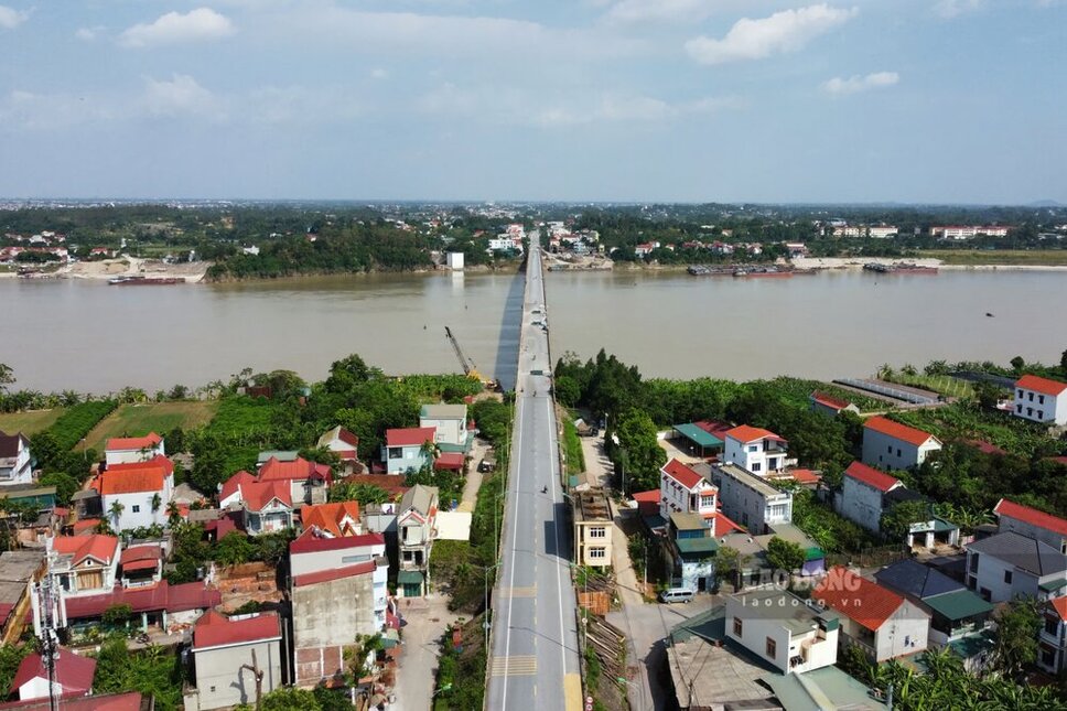 Sau khi cau Phong Chau bi sap, Phu Tho da han che phuong tien tren 2 cay cau lon khac la cau Trung Ha tren Quoc lo 32 (noi huyen Tam Nong, tinh Phu Tho voi huyen Ba Vi, thanh pho Ha Noi), cau Tu My tren Quoc lo 32C (noi huyen Tam Nong voi huyen Cam Khe, tinh Phu Tho) -  ca 2 cay cau truoc do do dang viec sua chua. Anh: To Cong.