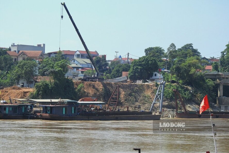 Vu sap cau Phong Chau sang ngay 9.9 da khien 8 nguoi va phuong tien mat tich, giao thong gian doan, cong tac khac phuc tieu ton nhieu nhan luc va tien cua, nhung thiet hai cua tinh Phu Tho vi su co nay la rat lon. Anh: To Cong.