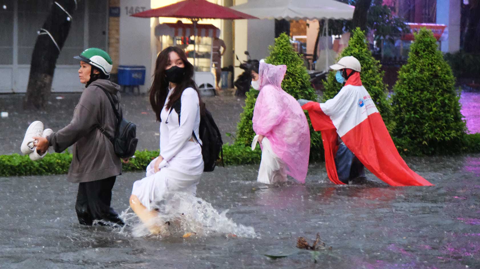 Heavy rain at school closing time in Can Tho. Photo: My Ly