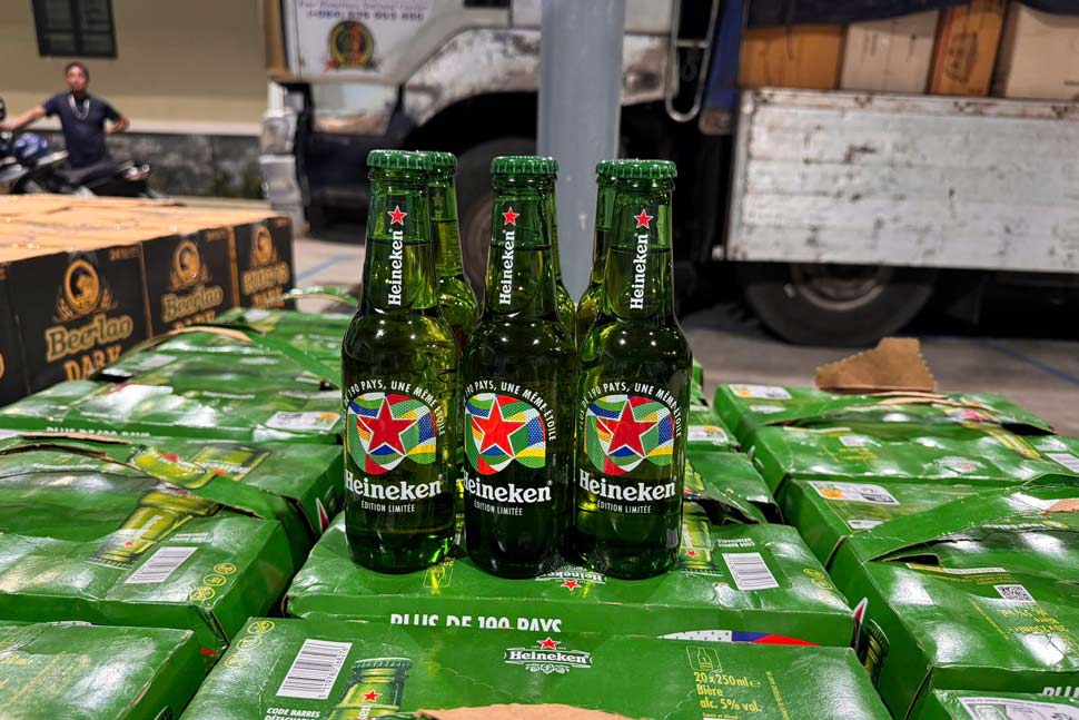 More than 4,000 bottles of foreign beer without documents were seized while being transported through Phu Yen province. Photo: Phu Yen Province Market Management Department