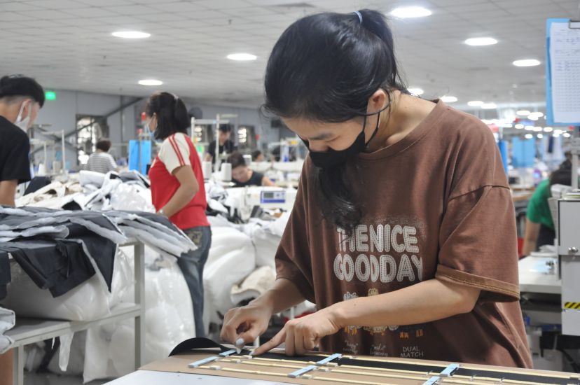 Garment workers work at a company in Lang Giang district, Bac Giang province. Photo: Bao Han