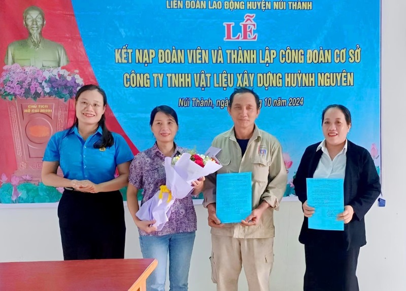 Cong doan co so Cong ty TNHH Vat lieu xay dung Huynh Nguyen o Nui Thanh, Quang Nam duoc thanh lap ngay 14.10. Anh: DVCC