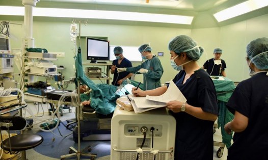 Nhân viên y tế chịu nhiều áp lực nhưng phụ cấp trực hiện rất thấp. Ảnh: Bống Vũ