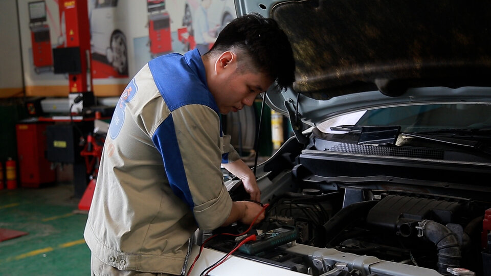 Car parts that need maintenance in the dry season. Photo: Hoang Xuyen