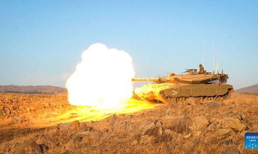 Xe tăng Israel khai hỏa ở Lebanon. Ảnh: Xinhua