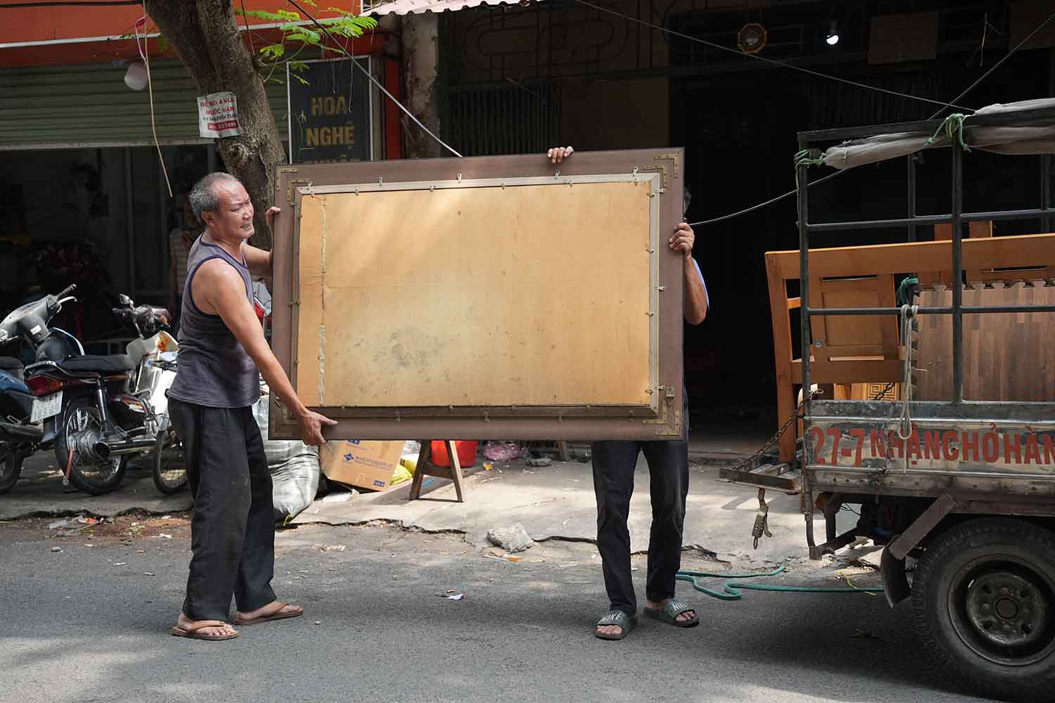 Do dac duoc nguoi dan di chuyen den noi khac. Anh: Huu Chanh