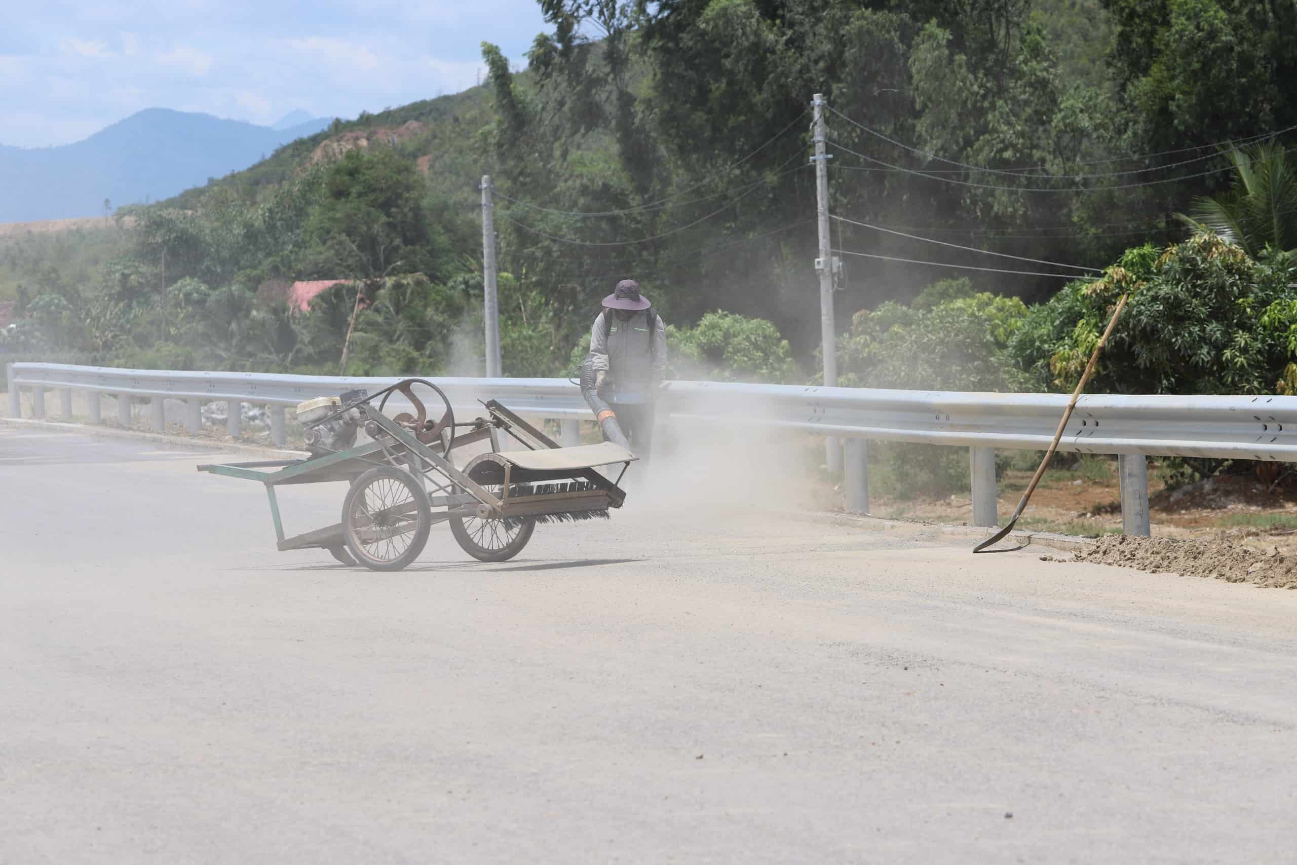 Trong thang 10, tinh Khanh Hoa phan dau hoan thanh dut diem giai phong mat bang, ban giao mat bang thi cong 2 du an cao toc. Anh: Huu Long