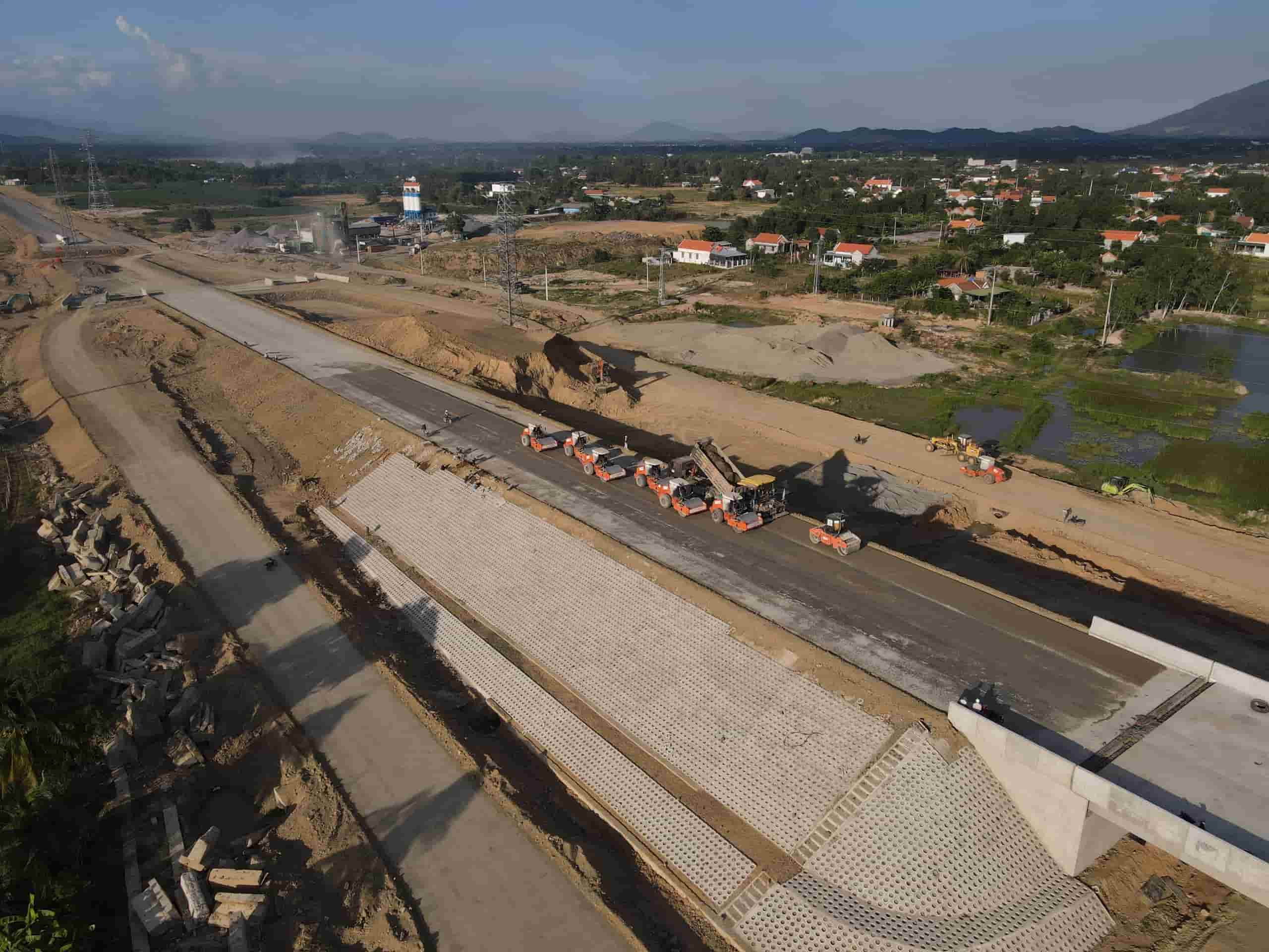 If the locality hands over the land, the Van Phong - Nha Trang Expressway Project is expected to finish 6 months ahead of schedule. Photo: Huu Long